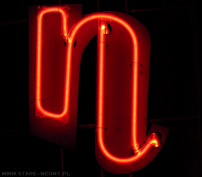 czerwony neon kino